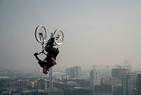 250312_Fabio_Wibmer_Stunt_Dach_c_Masters_of_Dirt (3).jpg