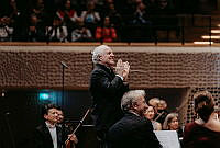 251230_NDR_Elbphilharmonie_Orchester_Manfred_Honeck_c_Sophie_Wolter(24).jpg